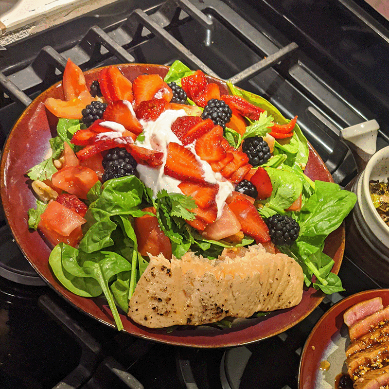 Spinach Berry Salald with Grilled Salmon